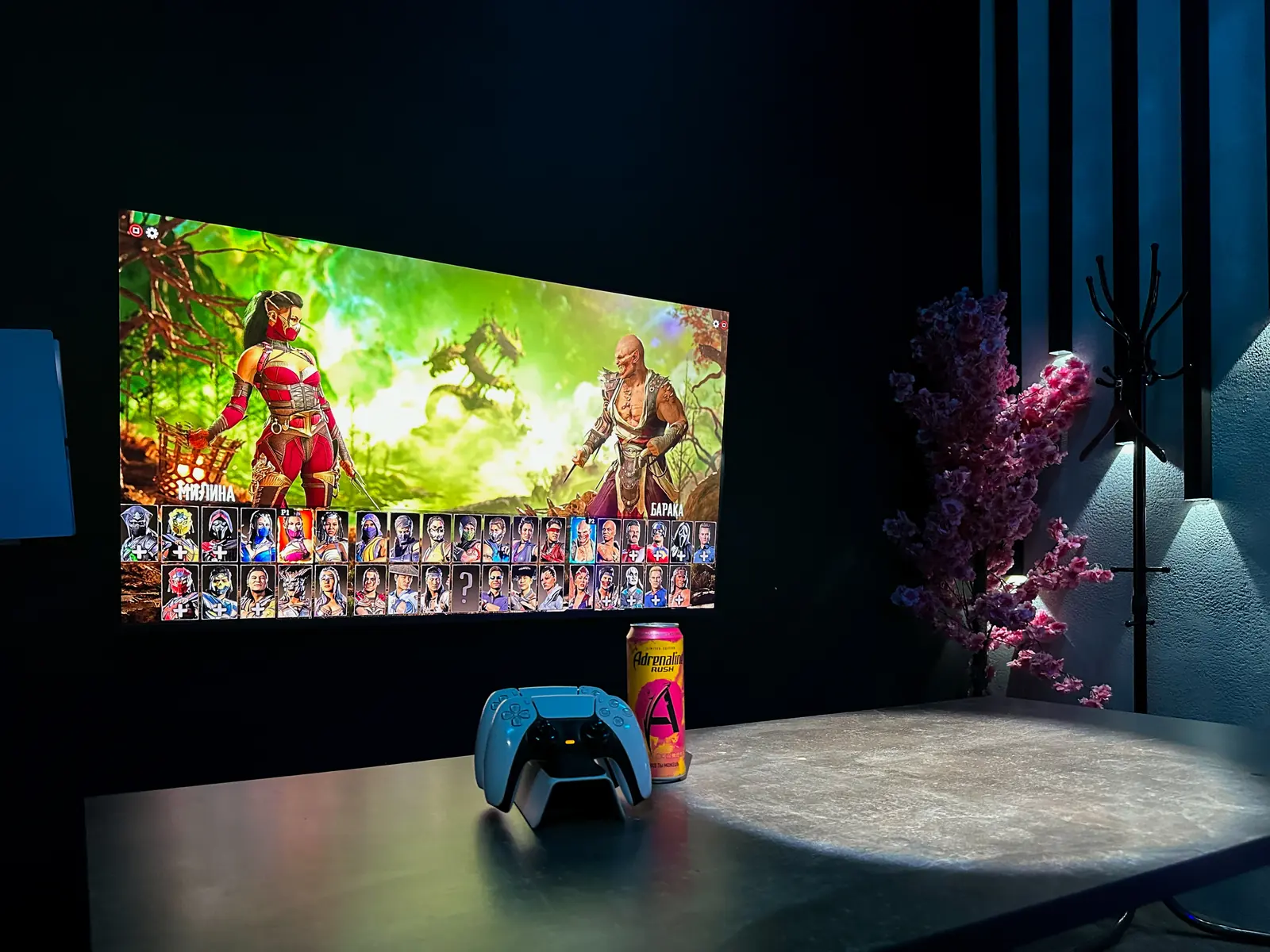 Комната PlayStation 5: большой телевизор и два геймпада