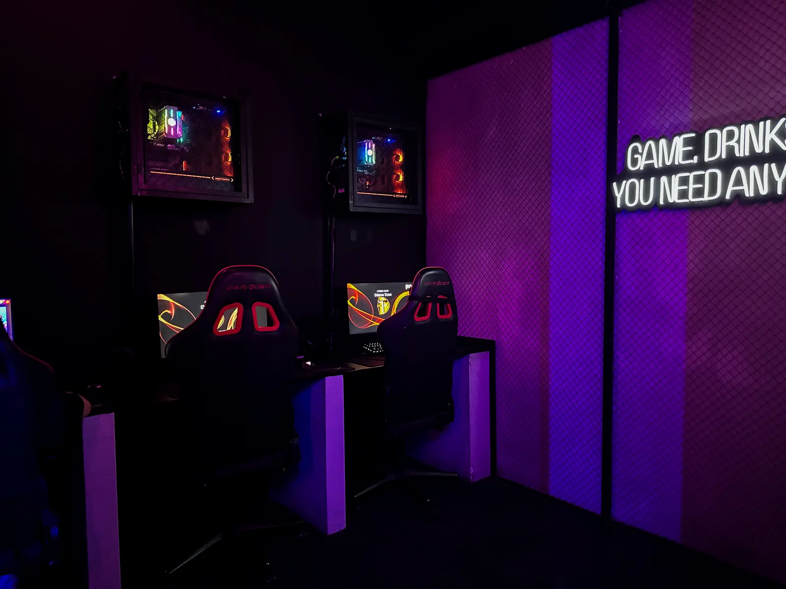 Неоновая надпись Game. Drinks в игровом зале